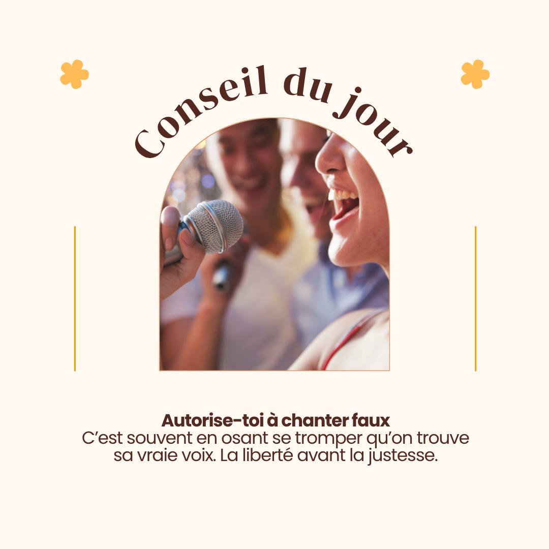 Conseil du jour : autorise-toi à chanter faux 🎤
Oui, oui… tu as bien lu 😄
👉 Autorise-toi à chanter faux.
Parce que si tu attends d’être sûr.e de chanter juste avant d’oser chanter…
Tu risques d’attendre longtemps 😅
C’est en essayant.
En explorant.
En se trompant parfois.
Que l’on apprend à écouter sa voix et à trouver sa justesse 🎶
Personne ne découvre sa voix en restant silencieux dans un coin en attendant d’être parfait.
Alors chante.
Chante faux s’il le faut.
Chante fort, doucement, bizarrement… mais chante
C’est en osant expérimenter que tu vas trouver ta vraie voix(e).
💬 Qui s’autorise à chanter faux aujourd’hui ? 😄🎤
#chant #voix #oser #confiance #artiste #progres #justesse
