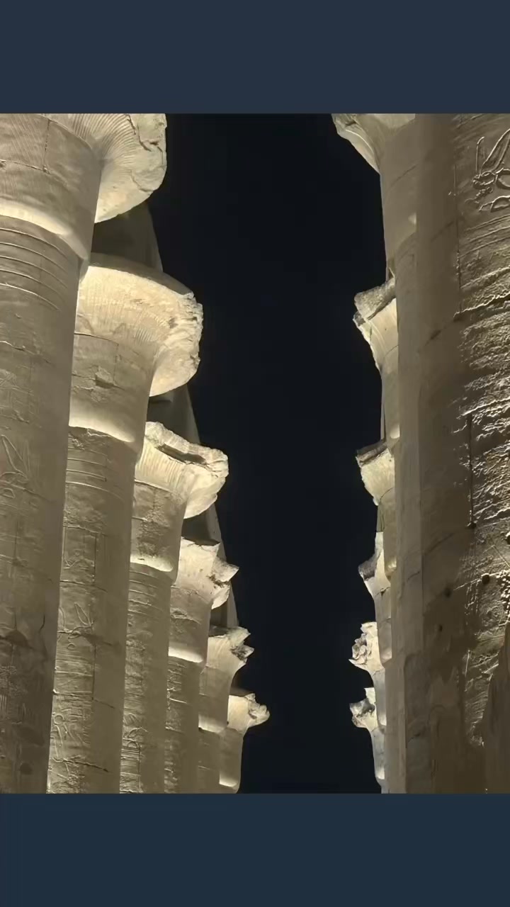 Louxor : la vallée des Reines me rappelle l’or de beauté qui coule dans nos veines.
Voici une mini visite du temple de Luxor. J’étais tellement émue en avançant sous les colonnes de beauté, de lumière et d’histoire que les larmes coulaient comme le Nil : avec une tranquille gratitude pour la magie de tout ce qui est.
Bientôt Zsuzsanna et moi vous inviterons à nous rejoindre pour un voyage de rêve, de profondeur de chant et de danse… restez connecté.e. s 😊🎶🌹